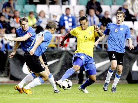 Luís Fabiano scores against Estonia 